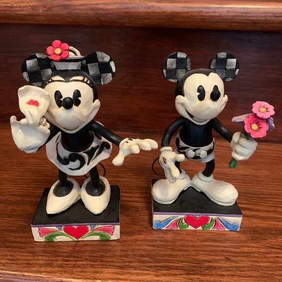 Classic Mickey and Minnie Jim Shore Figurine Set - Picture 5 of 7